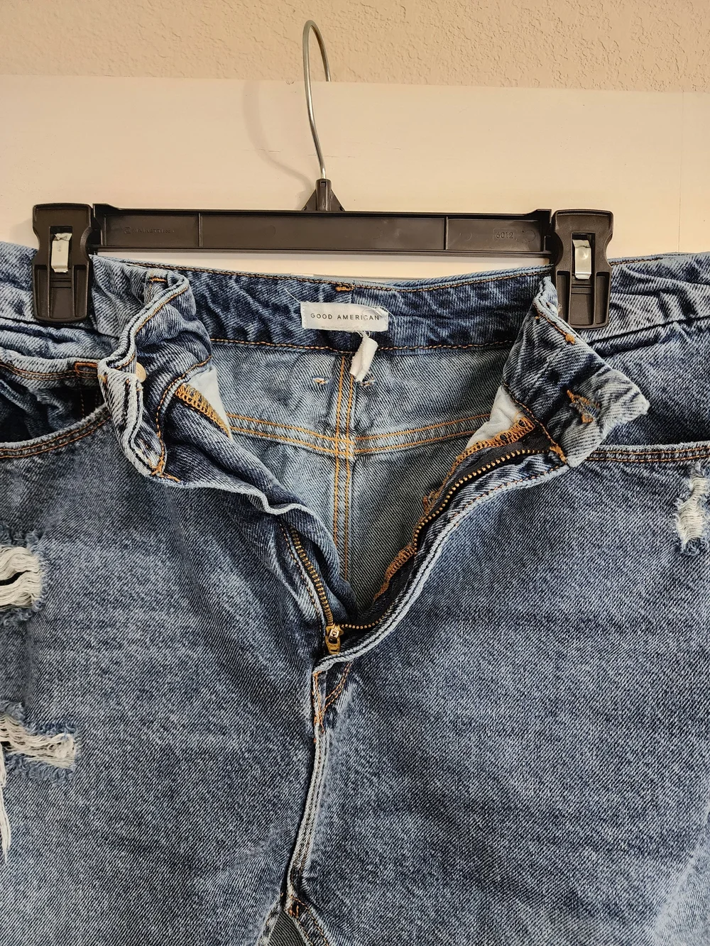 Good American Distressed Denim Mini Skirt Raw Hem Slit Size 10/30